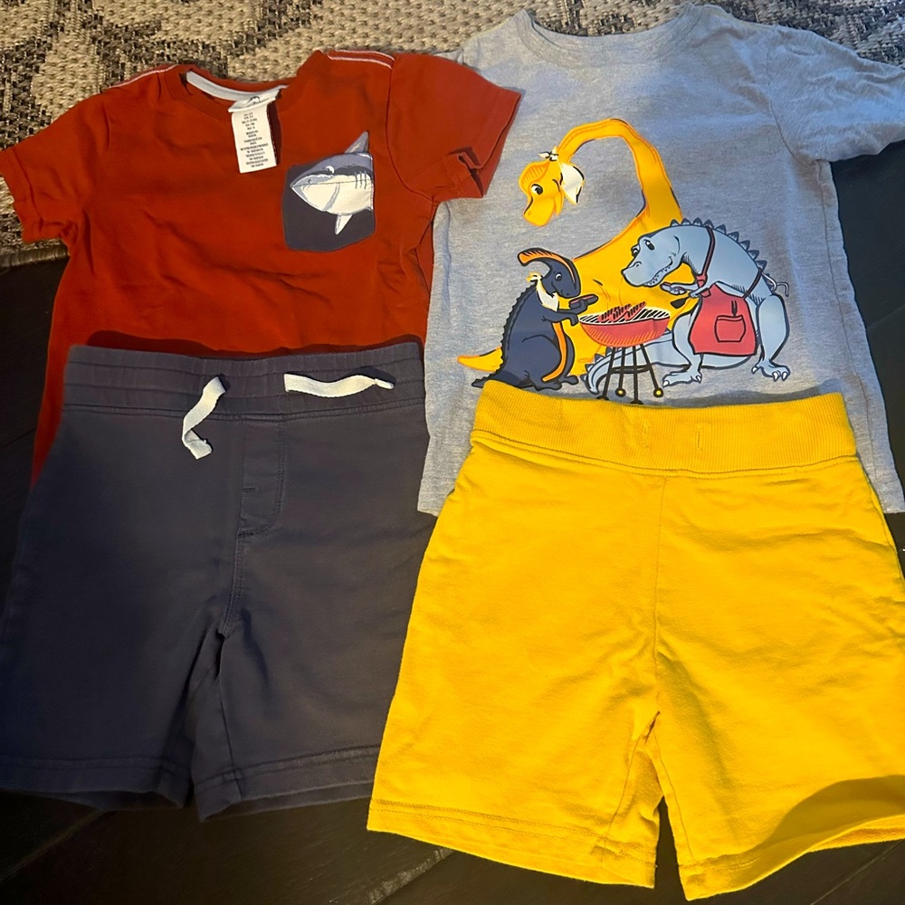 2 sets shorts and short sleeves EUC